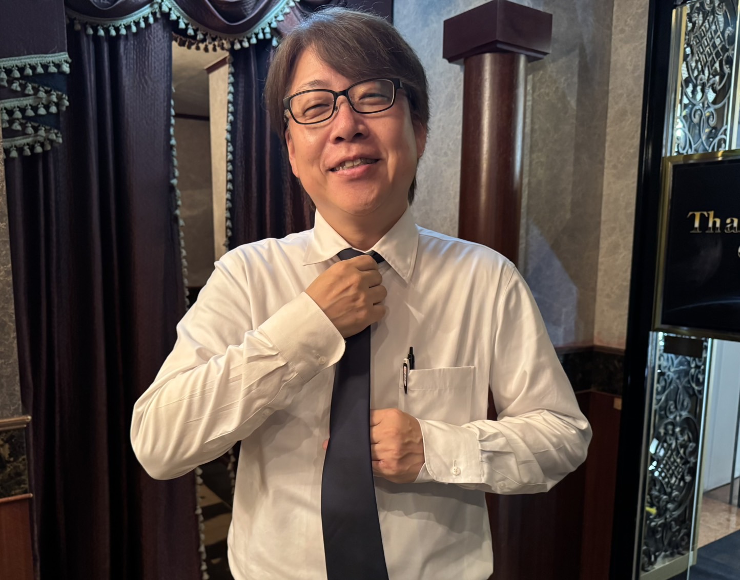 お店での正装はスーツなんです！！